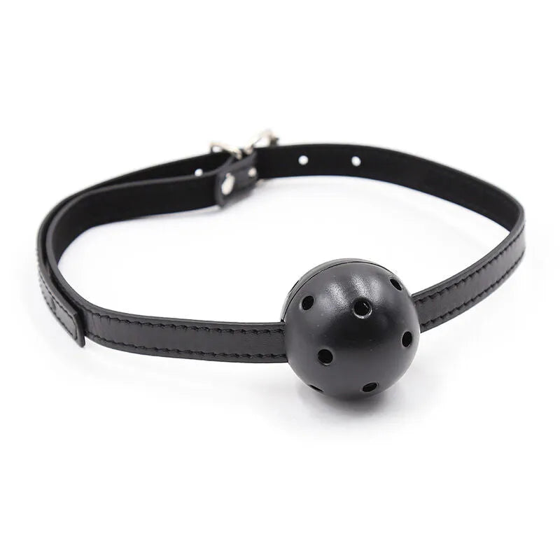 Bâillon boule noir Ohmama, sans phtalates, avec trous d'aération, sangle réglable en cuir synthétique, confort et sécurité.