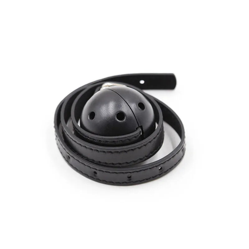 Bâillon boule noir Ohmama avec trous d'aération, sangle réglable en cuir synthétique, hypoallergénique et sans phtalates.
