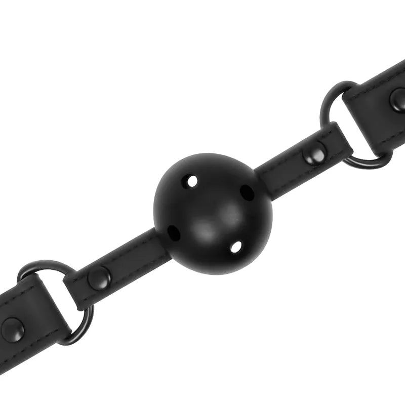 Bâillon cuir vegan noir avec boule perforée, réglable, métal sans nickel, pour confort et sécurité en BDSM.