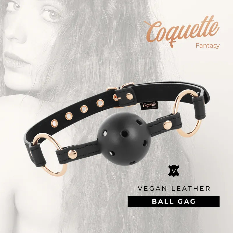Bâillon cuir vegan noir avec boule néoprène trouée, sangle réglable, métal doré, pour jeux BDSM sécurisés et confortables.