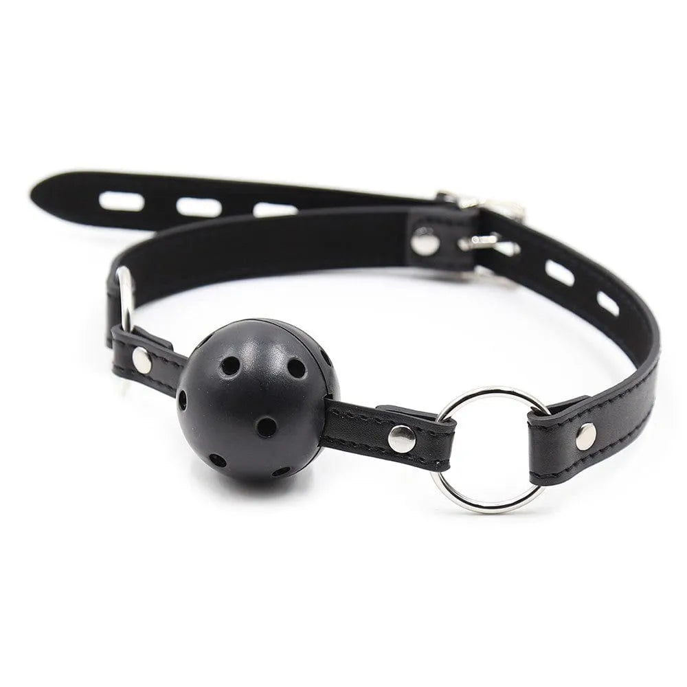 Bâillon boule noire percée, sangle réglable en PU, finitions soignées, pour confort et sécurité dans les jeux de rôle BDSM.