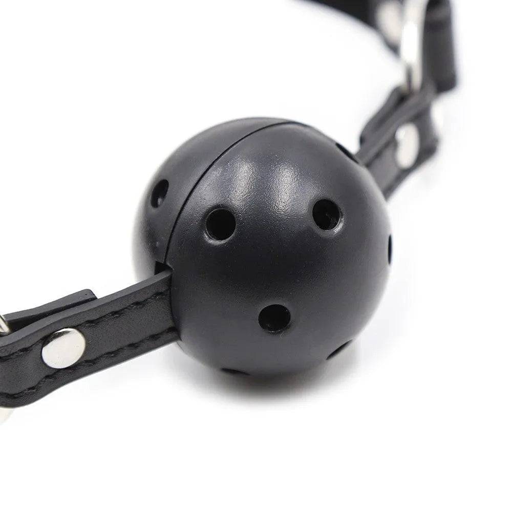 Bâillon boule noire percée, sangle réglable en PU, finitions soignées, pour jeux de rôle et BDSM, confortable et hygiénique.
