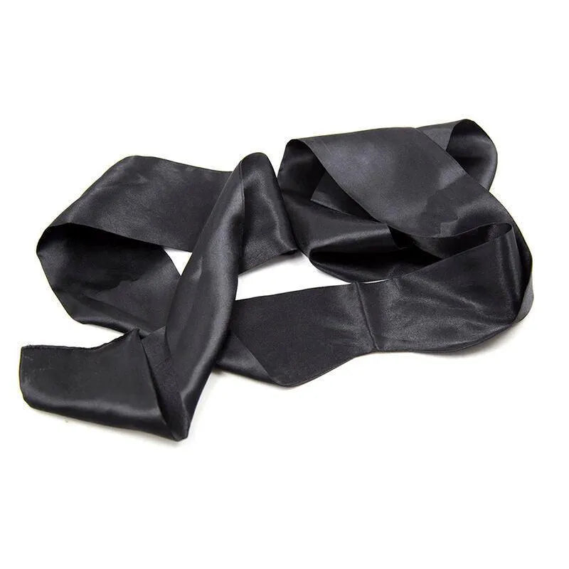 Bandeau satin noir luxueux, doux et soyeux, en polyester, élégant et discret, idéal pour jeux fétichistes intimes.