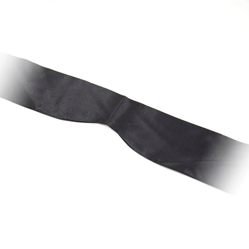 Bandeau satin noir Ohmama, doux et luxueux, en polyester, élégant et sensuel, idéal pour jeux fétichistes intimes.