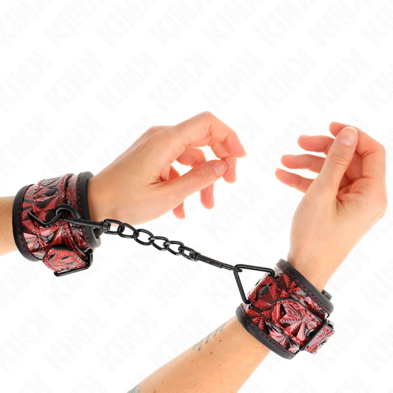 Bandes de poignet BDSM en cuir végétalien rouge avec motifs, chaîne noire, élégantes et ajustables pour confort et sécurité.