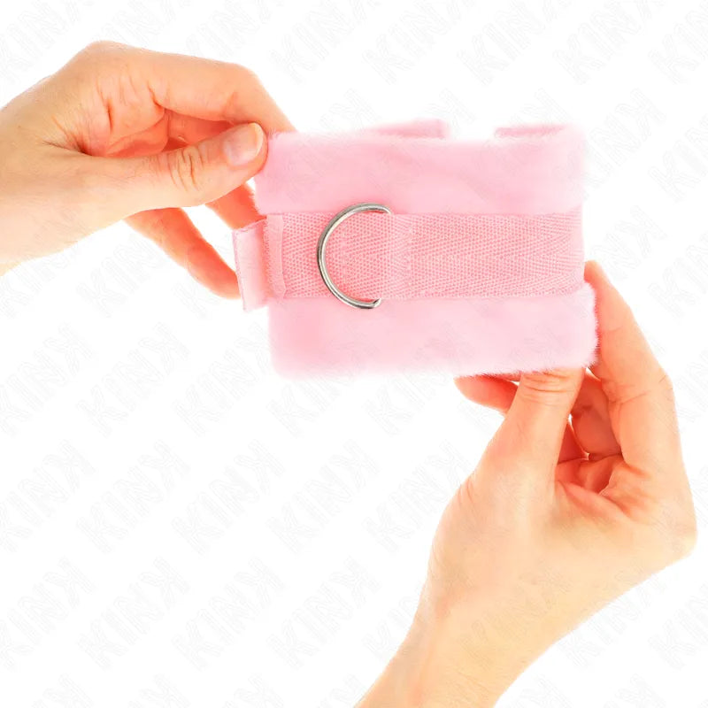 Bandes poignet BDSM rose en cuir végétalien rembourré, boucle métal, design élégant et éthique, sécurité et confort.