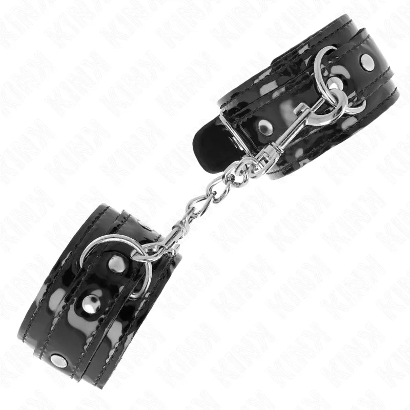 Bandes de poignet BDSM en cuir vegan noir, rembourrées, avec boucles robustes et chaîne métallique, élégantes et éthiques.