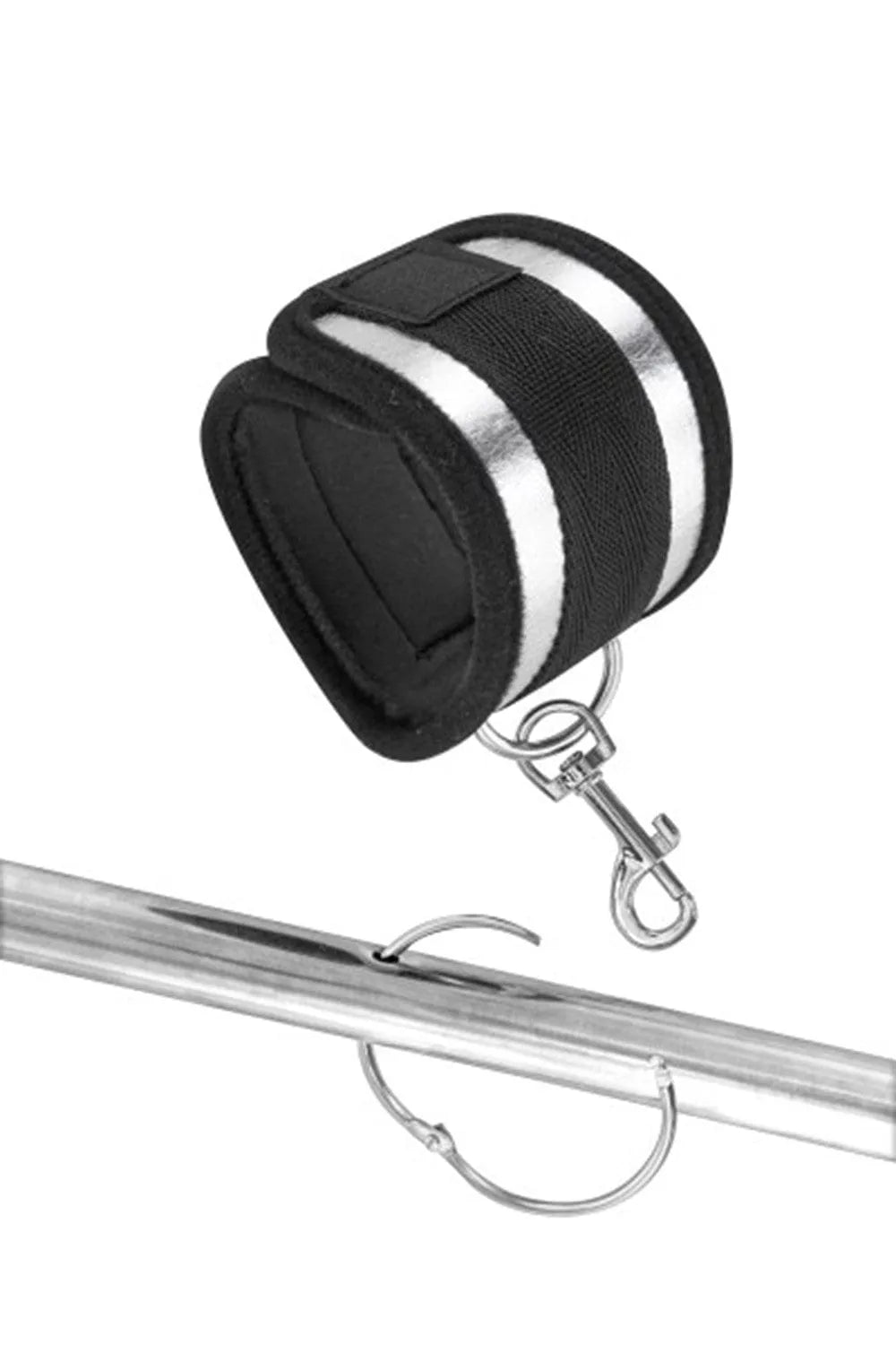 Barre BDSM en métal avec menottes néoprène noires ajustables, mousquetons robustes pour jeux érotiques intenses.