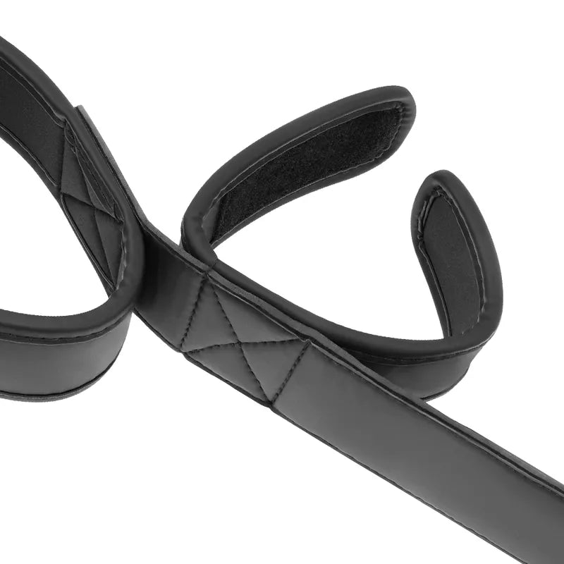 Barre écartement BDSM noire en néoprène et cuir vegan, rembourrée, avec attaches velcro ajustables pour poignets et chevil...