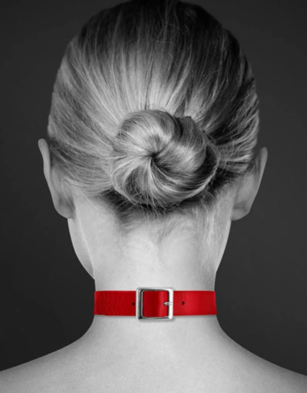 Collier fétichiste cuir rouge réglable avec boucle argentée, idéal pour jeux BDSM, vue arrière sur cou féminin.