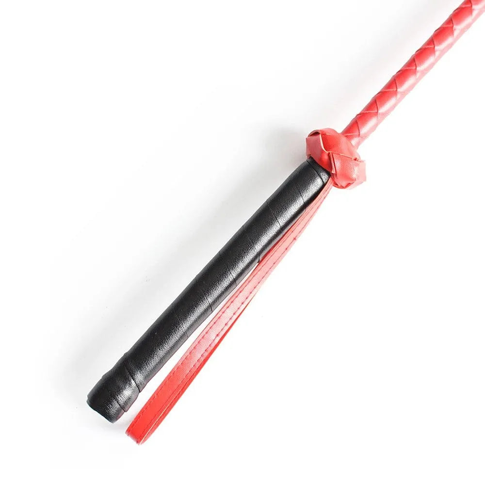 Cravache BDSM rouge rigide en PVC de 71cm, manche tressé, idéale pour précision et contrôle lors de séances de discipline.