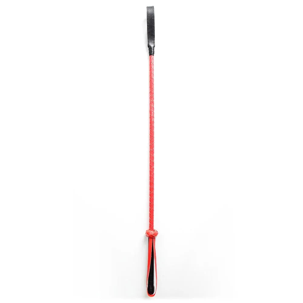 Cravache BDSM rouge rigide en PVC, 71cm, avec poignée noire, idéale pour précision et discipline lors de jeux passionnés.