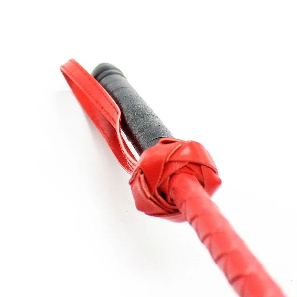 Cravache BDSM rouge rigide en PVC, 71cm, manche noir texturé, pour précision et contrôle lors de séances disciplinaires.