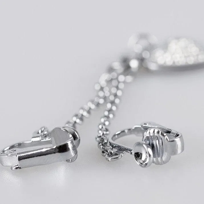 Bijou intime argent cœur strass, fermoirs labia réglables, métal chromé, chaîne élégante, éclat glamour.