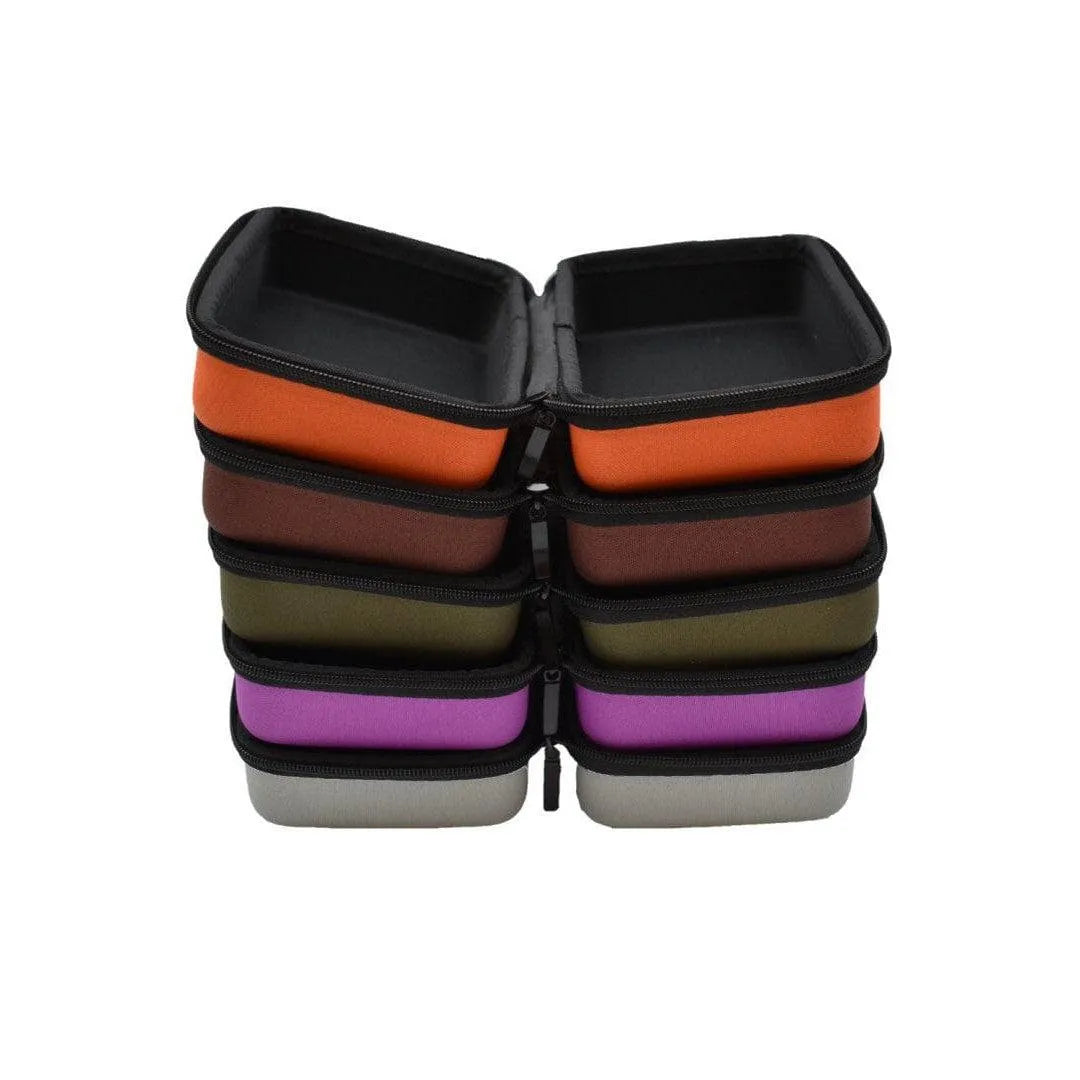 Boîte kaki compacte en polyester, design élégant, fermeture zippée, idéale pour rangement accessoires et cosmétiques.