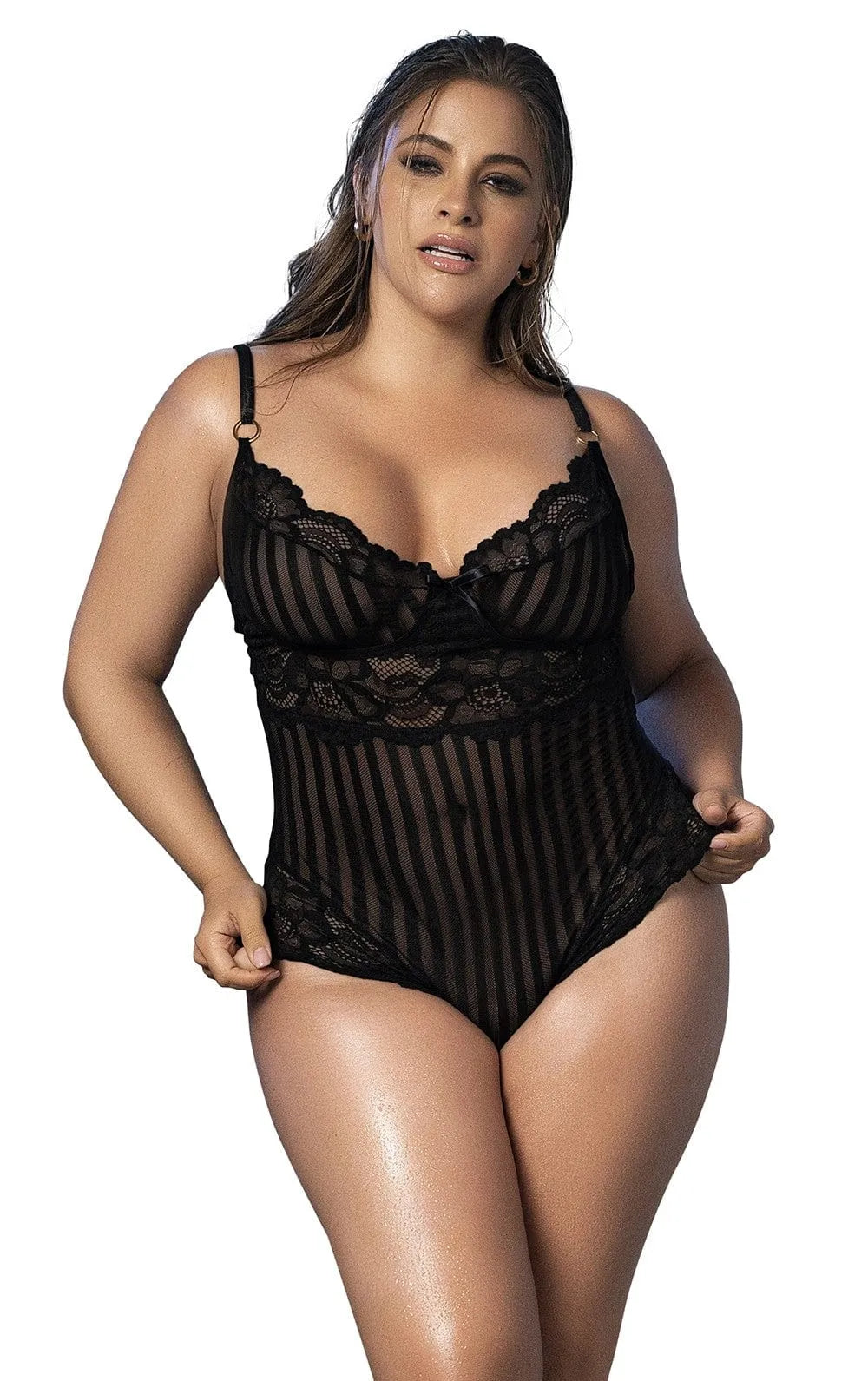 Body dentelle noire grande taille Mapalé, rayures résille, bretelles réglables, fermeture crochet, élégant et sensuel.