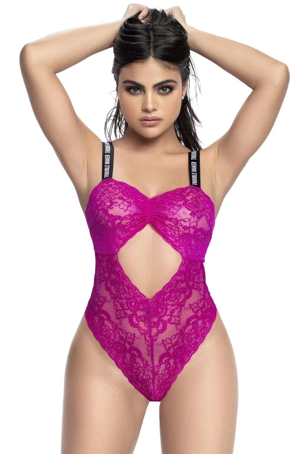 Body dos nu rose en dentelle florale avec bretelles larges, découpe avant, détails froncés, fermeture entrejambe réglable.