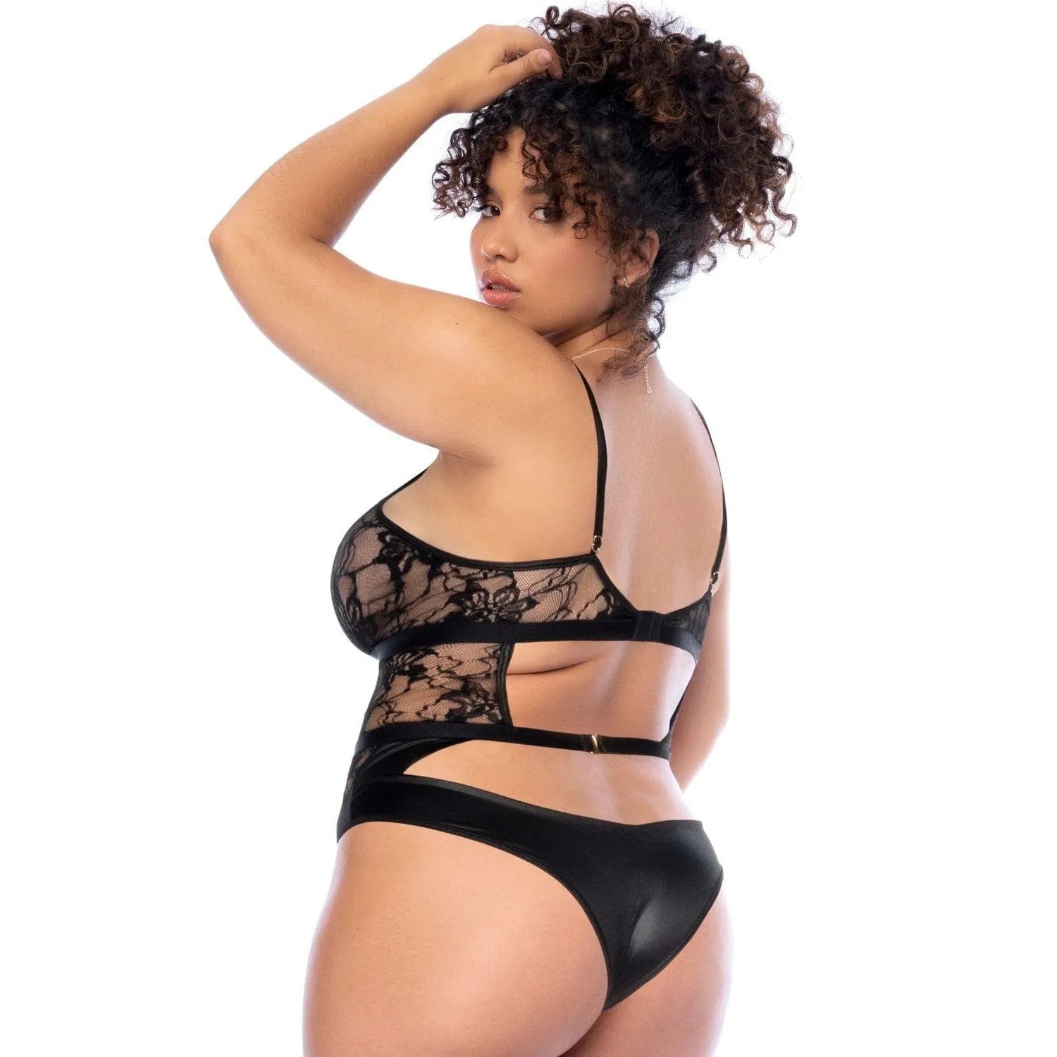 Body noir en dentelle florale effet cuir, bretelles réglables, dos ouvert, fermeture entrejambe, silhouette sublimée.