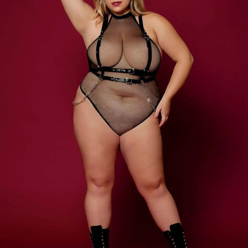 Body résille noir grande taille avec harnais chaînes, coupe string, dos nu, fermoir crochets, style audacieux et glamour.
