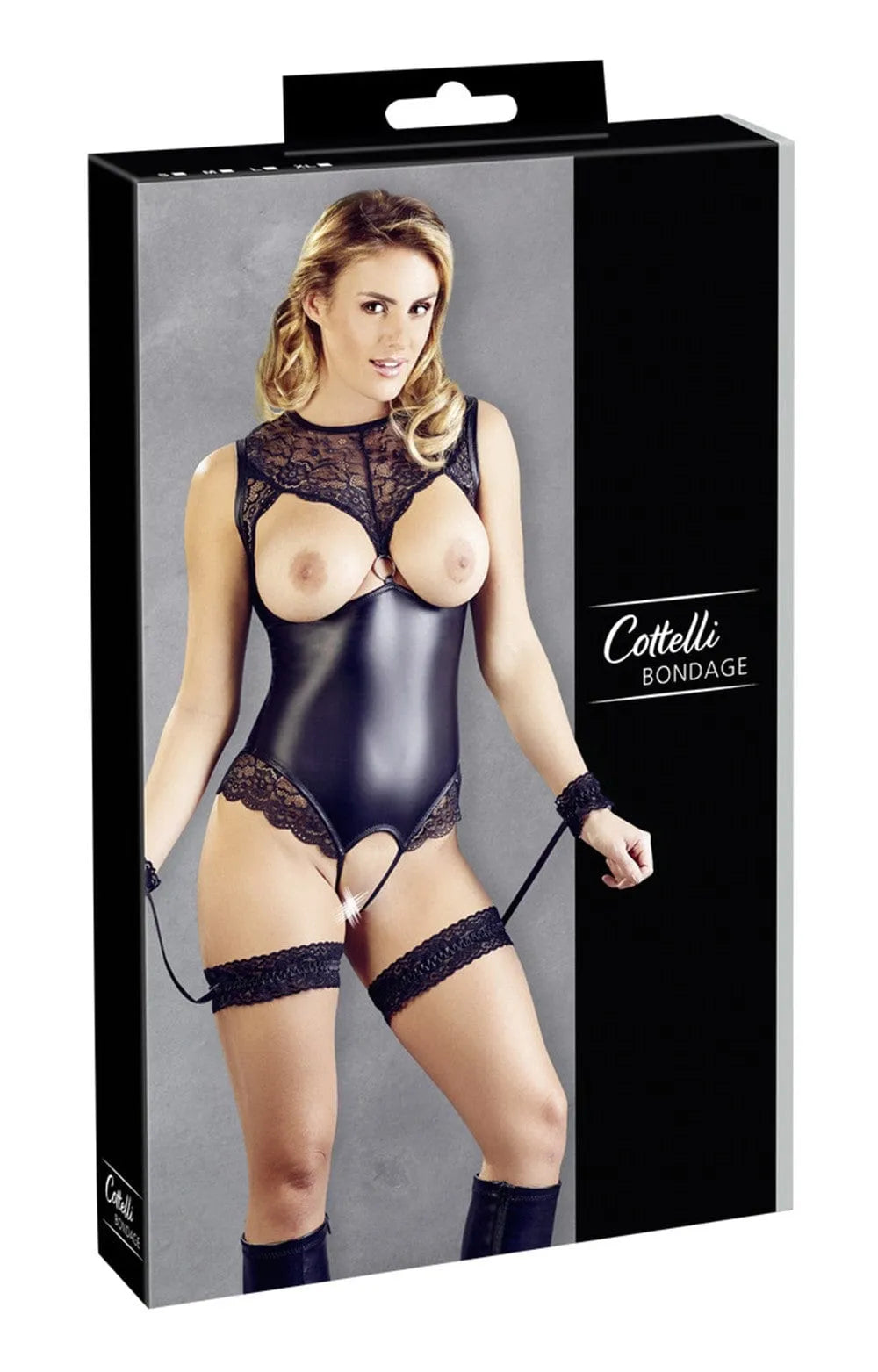 Body noir ouvert en dentelle et simili cuir avec anneau argenté, jarretières et menottes, design séduisant et érotique.