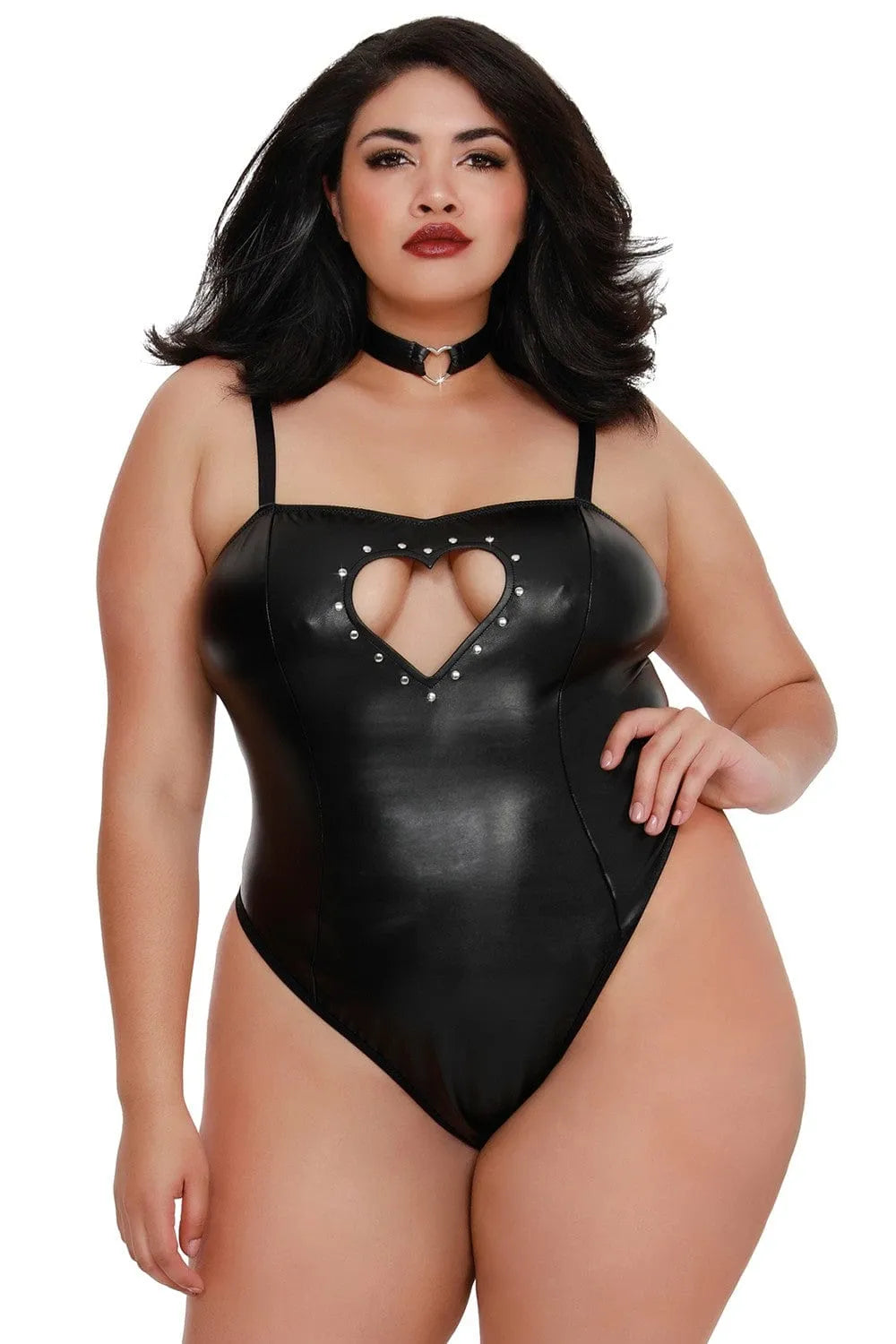 Body noir grande taille aspect cuir, ouverture cœur métallique, bretelles réglables, dos maille fine, tour de cou anneau.