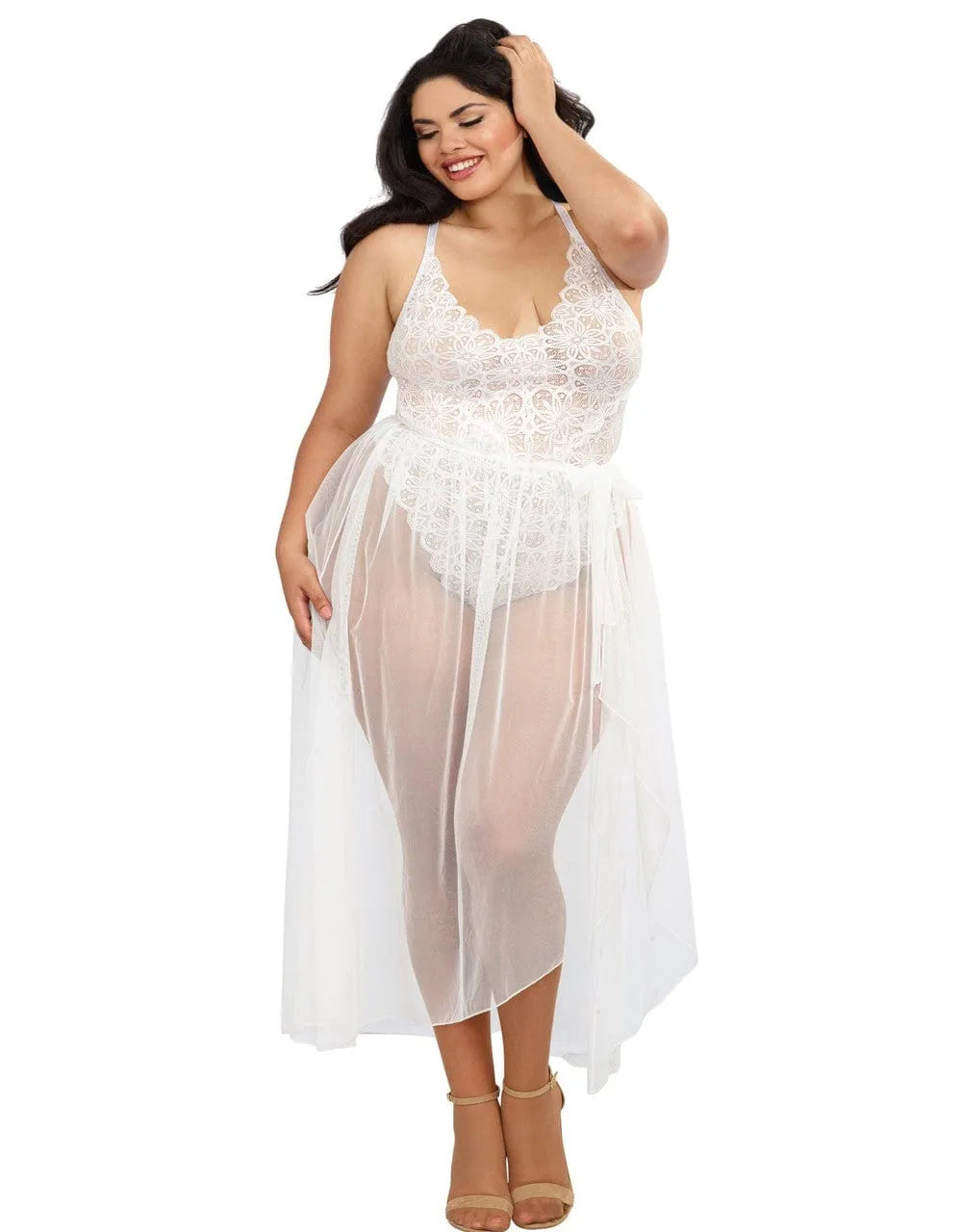 Body grande taille en dentelle blanche, coupe échancrée, dos quasi nu, bretelles réglables, jupe longue en maille transpar...