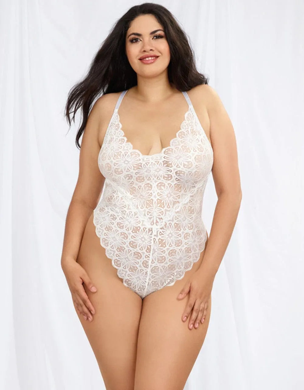 Body grande taille en dentelle blanche, coupe échancrée, dos quasi nu, bretelles réglables, jupe longue maille amovible.