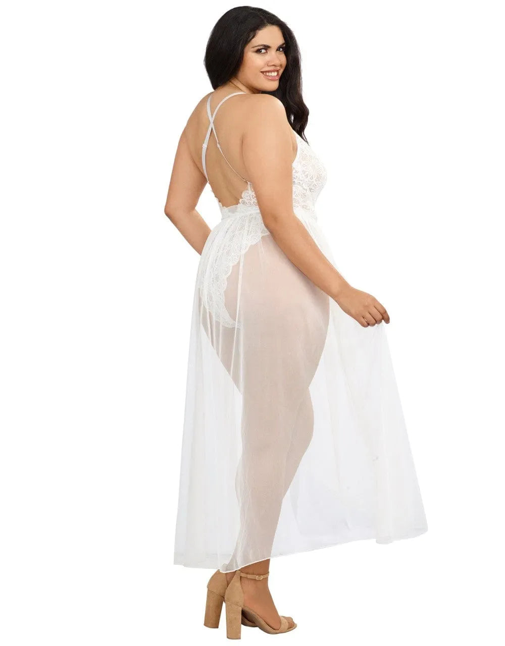Body grande taille en dentelle blanche, coupe échancrée, dos quasi nu, bretelles réglables, jupe longue maille transparente.