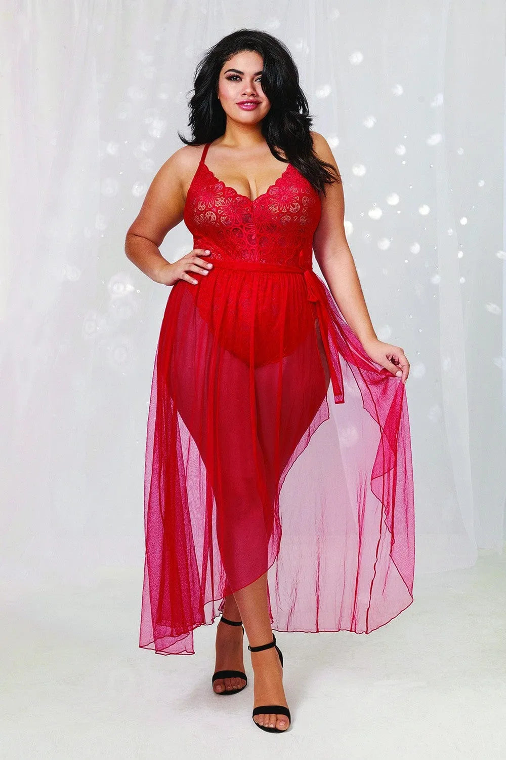 Body grande taille rouge en dentelle avec jupe longue transparente, coupe échancrée, dos nu, bretelles réglables.