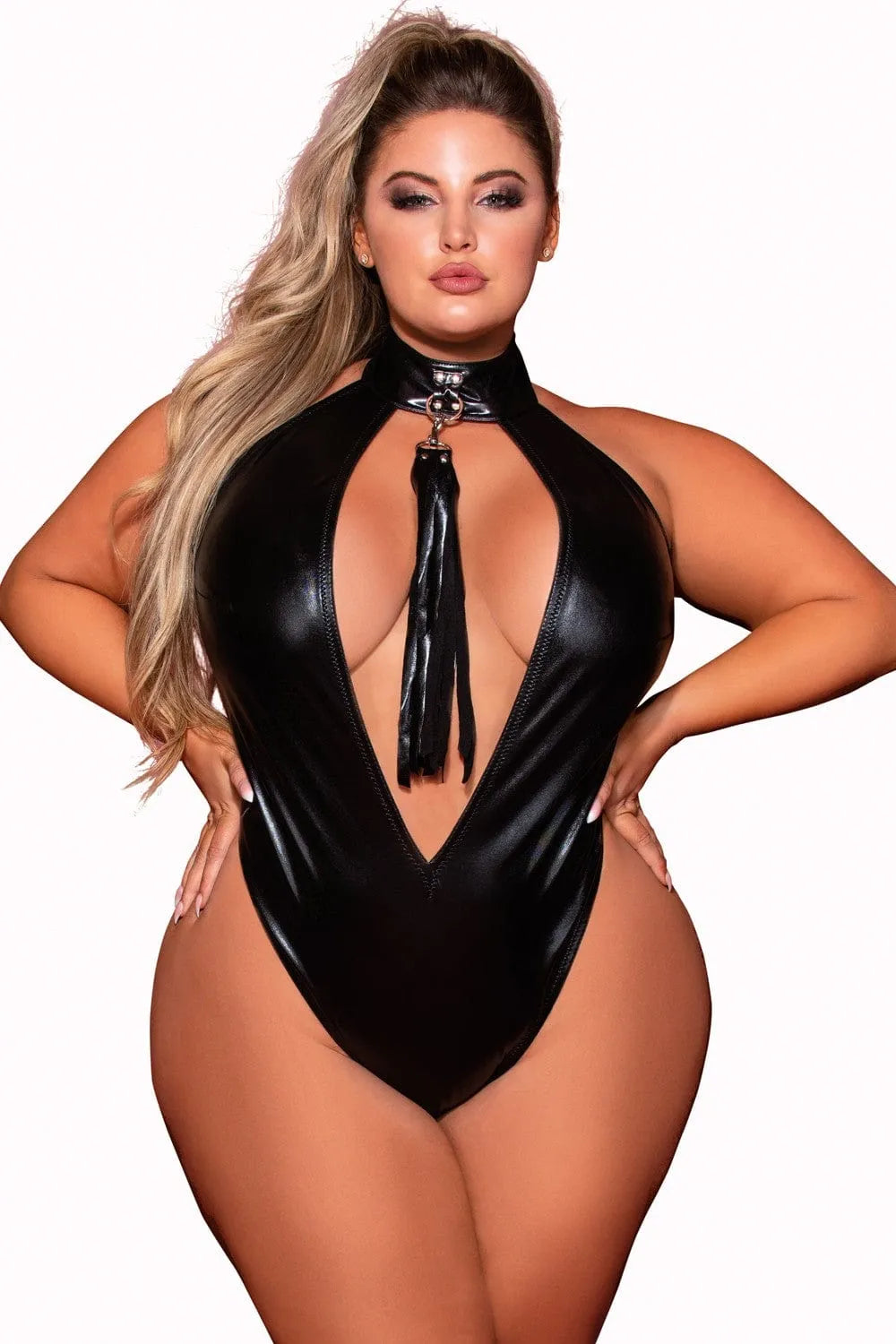 Body grande taille simili cuir noir clouté, décolleté plongeant, dos nu, fouet amovible, anneaux, fermeture velcro.