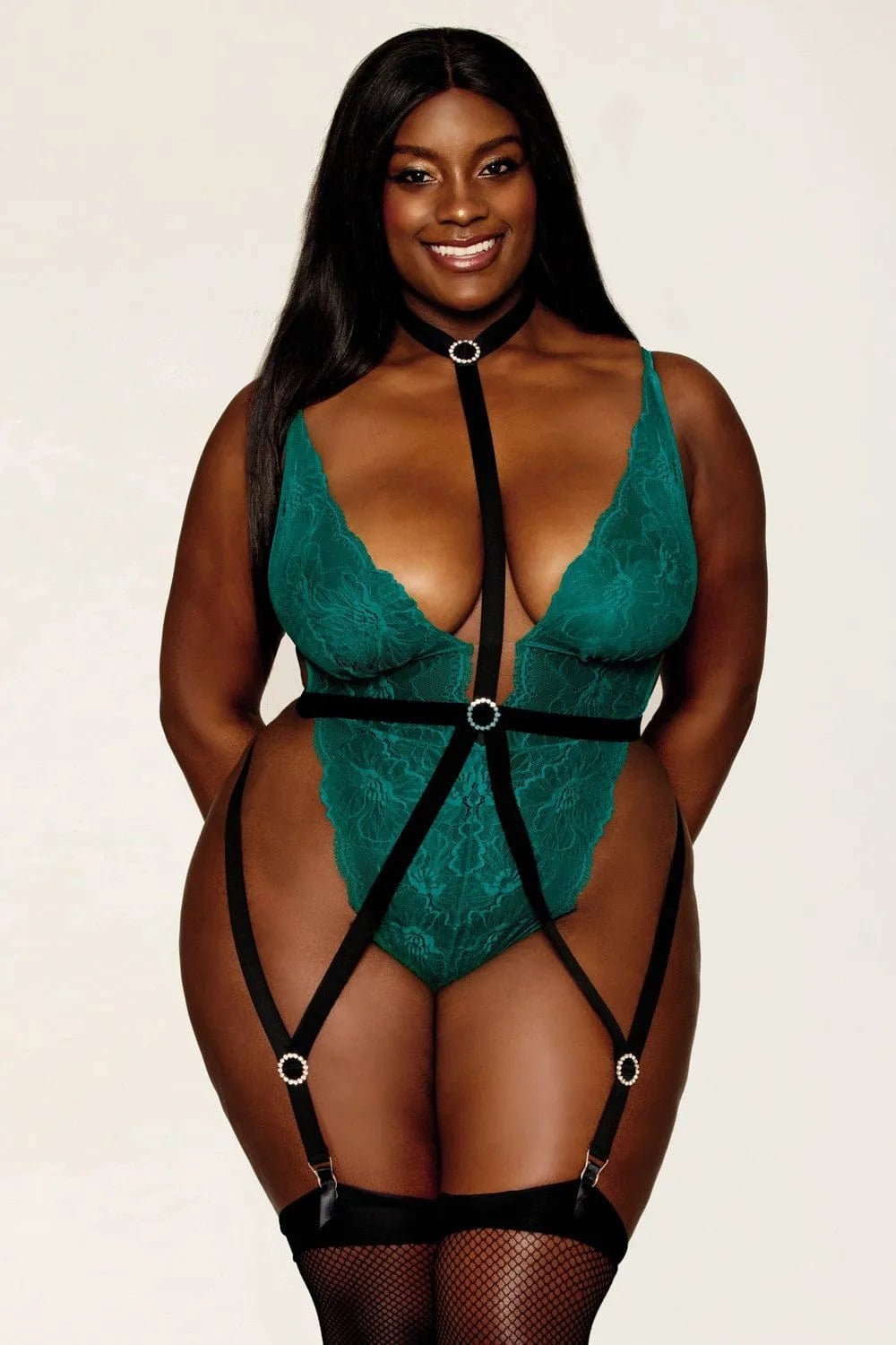 Body grande taille vert dentelle sexy, harnais noir, ouverture entrejambe, nylon élasthanne, élégant et ajustable.