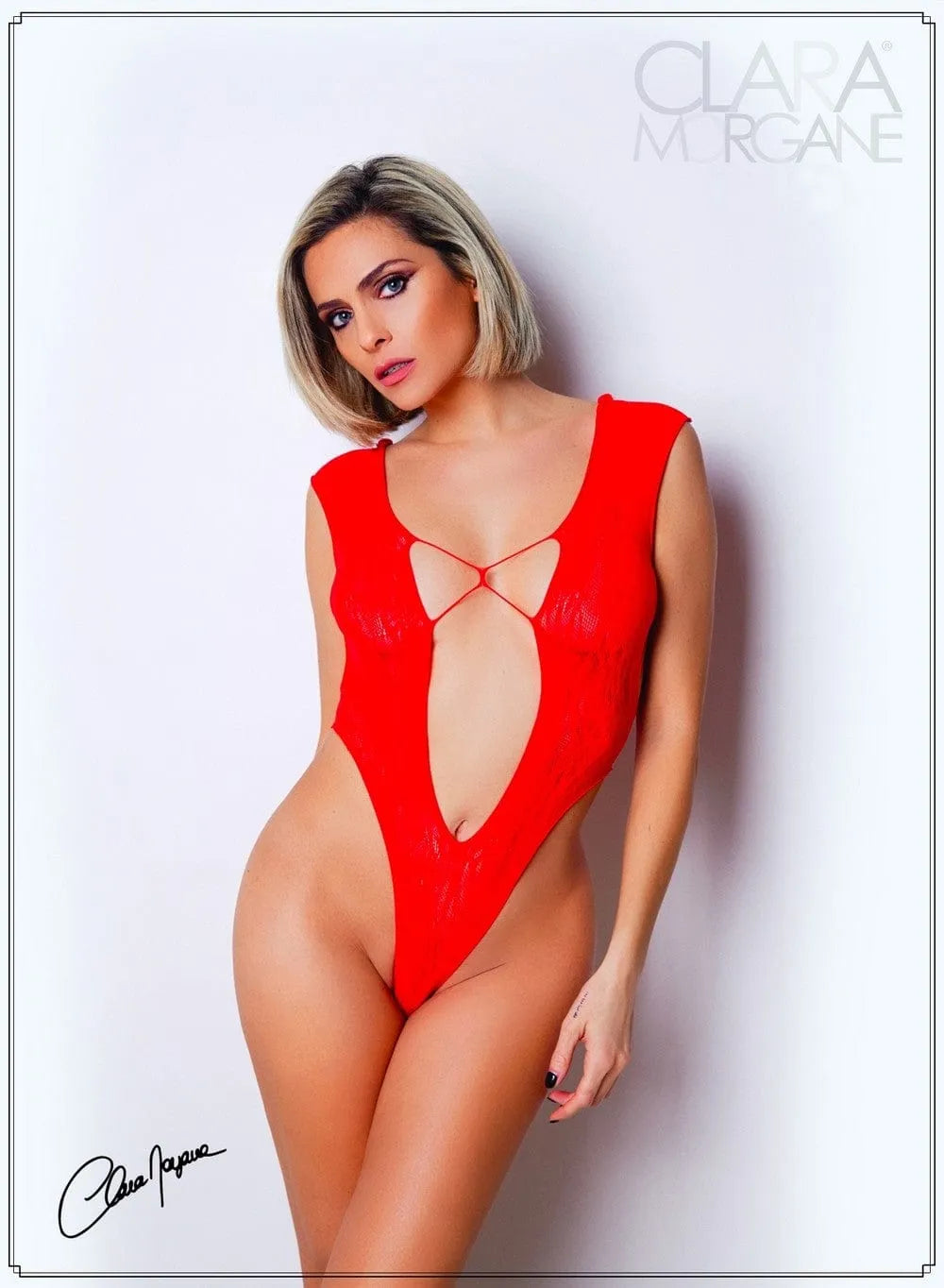 Body lingerie rouge Clara Morgane, décolleté plongeant avant-arrière, matière extensible, silhouette sculptante.