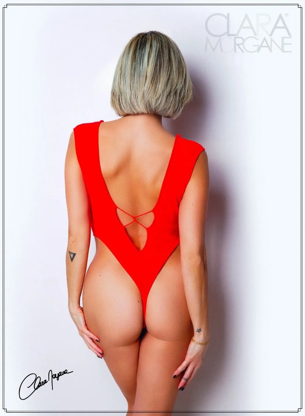 Body lingerie rouge Clara Morgane, décolleté plongeant avant/arrière, matière extensible, silhouette sculptante.