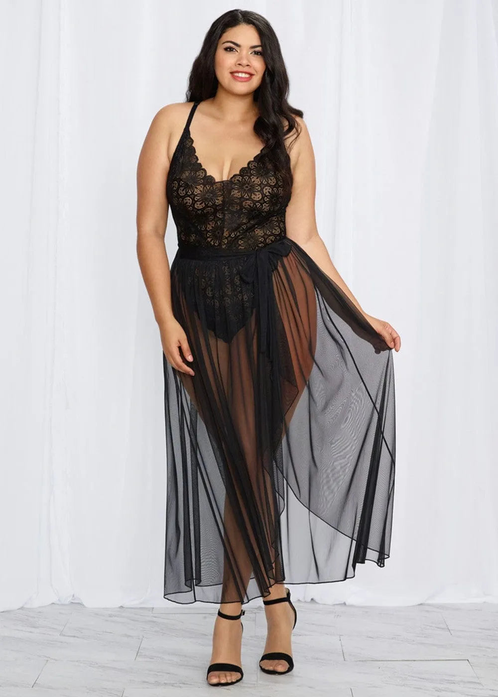 Body noir grande taille en dentelle, échancré aux hanches, dos quasi nu, jupe longue transparente, bretelles réglables.