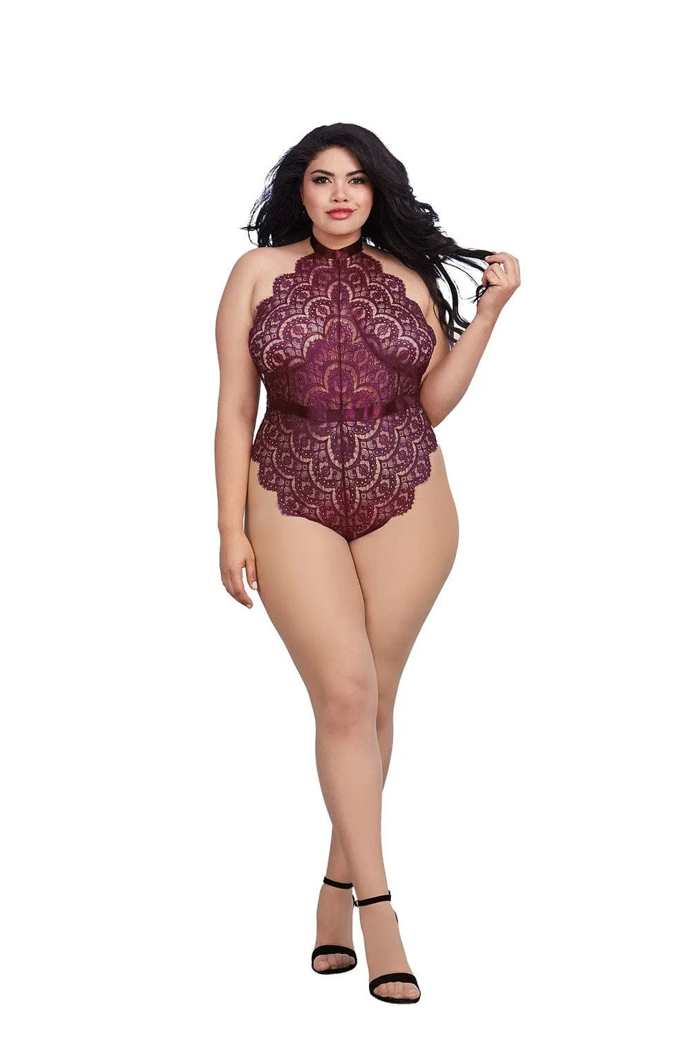 Body string grande taille en dentelle bordeaux chatoyante, encolure haute, ruban satin, ajustement élégant et glamour.