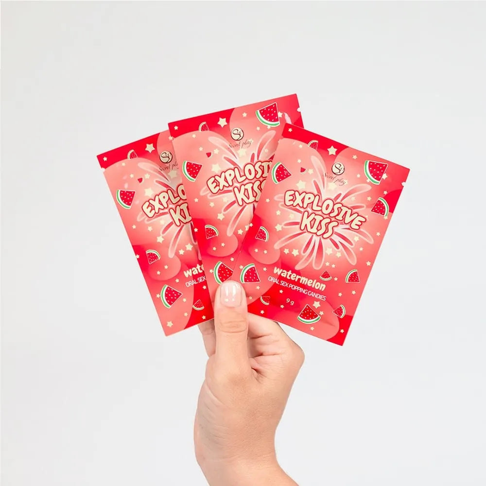 Sachet rouge de bonbons pétillants pastèque pour moments intimes, design ludique avec motifs pastèque, 9g.