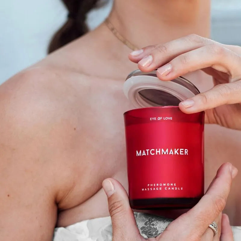 Bougie massage phéromones végétaliennes, karité, huiles naturelles, parfum cèdre, cassis, citron, hydratante, nourrissante.