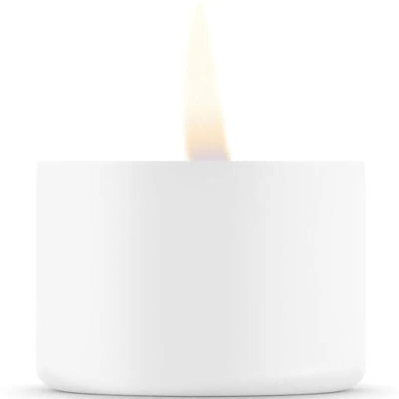 Bougie de massage blanche, flamme allumée, hydratante à la noix de coco, huiles naturelles et beurre de karité.