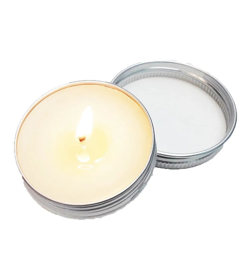 Bougie de massage mini, cire blanche dans pot métallique, senteur coco, couvercle ouvert, ambiance relaxante.