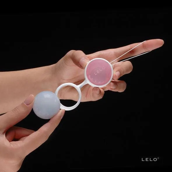 Boules Kegel ajustables en silicone médical, couleurs pastel, pour renforcement pelvien post-partum, tenues en main.