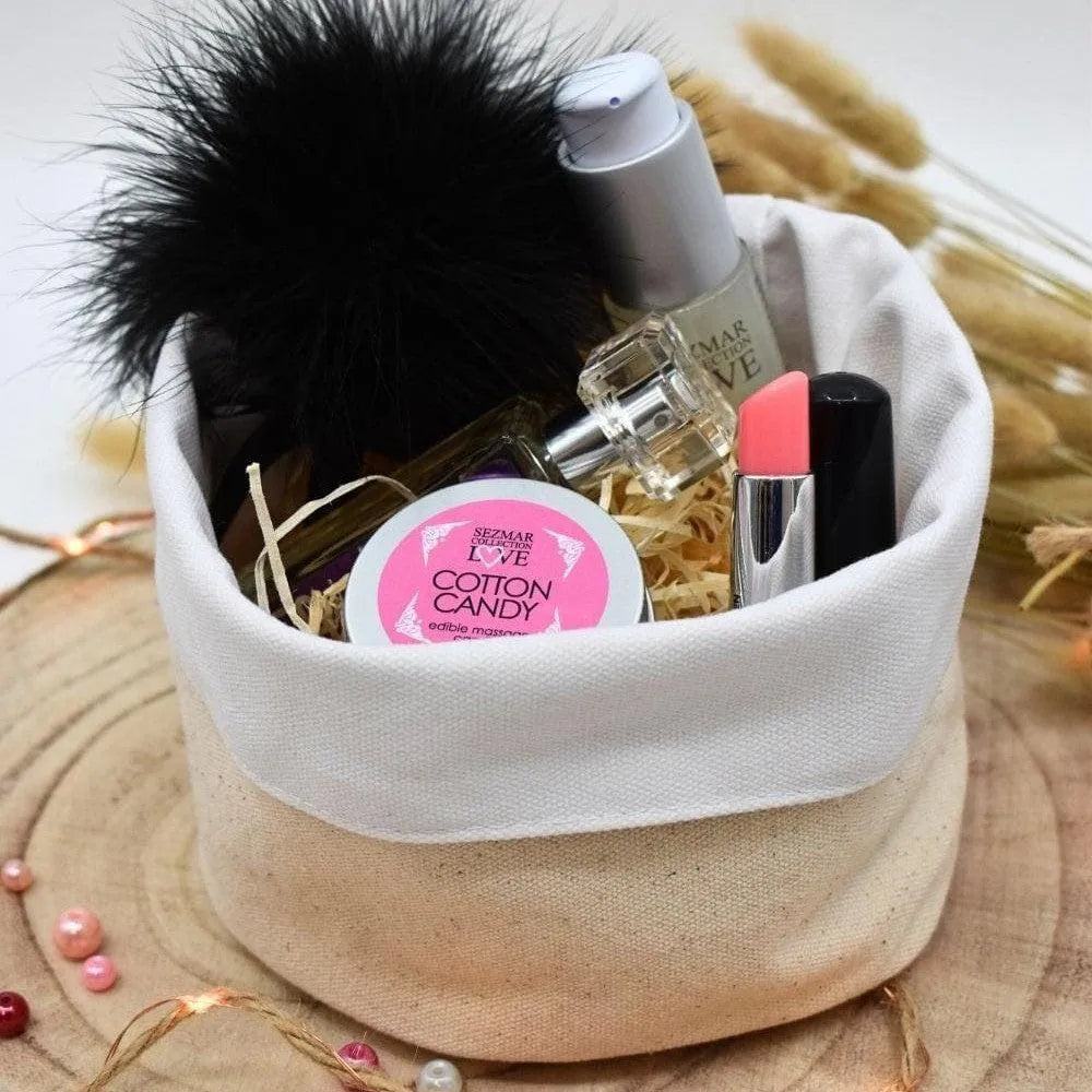 Coffret bien-être naturel Fête des Mères avec huile, bougie, plumeau noir, stimulateur discret, panier tissu réutilisable.