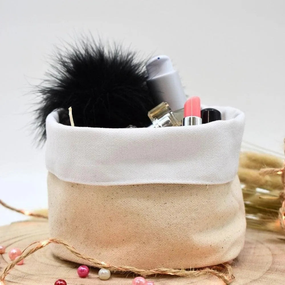 Coffret bien-être naturel avec huile, bougie, plumeau noir, stimulateur discret dans panier tissu réutilisable.