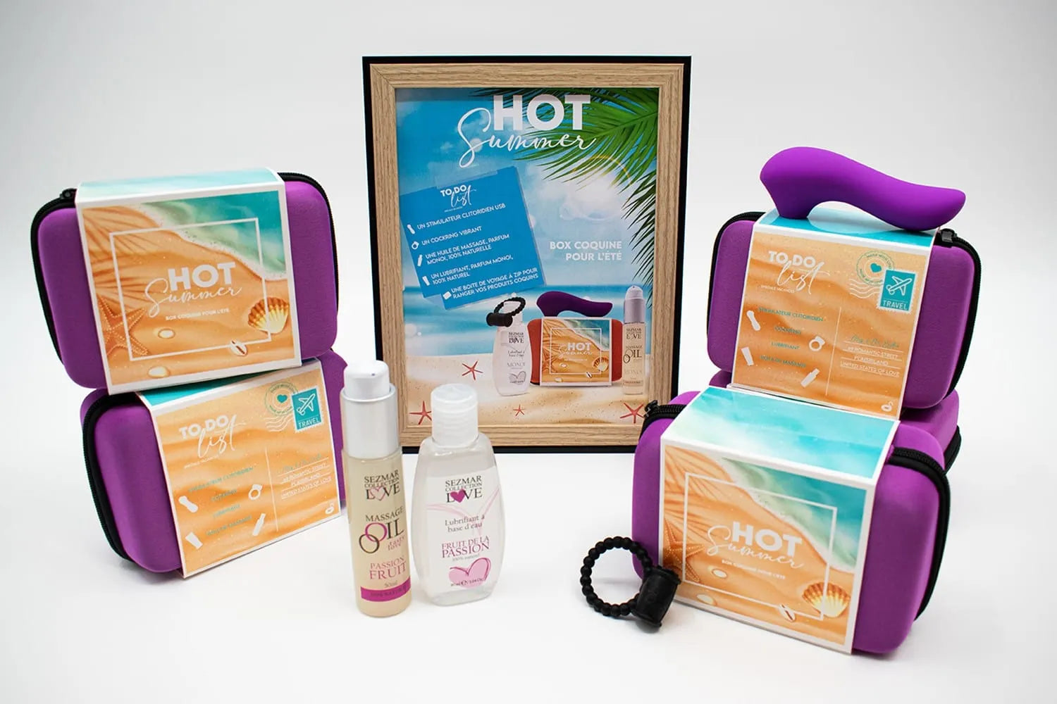 Coffret couple été violet avec stimulateur USB, anneau vibrant, huiles fruit de la passion, fond tropical.