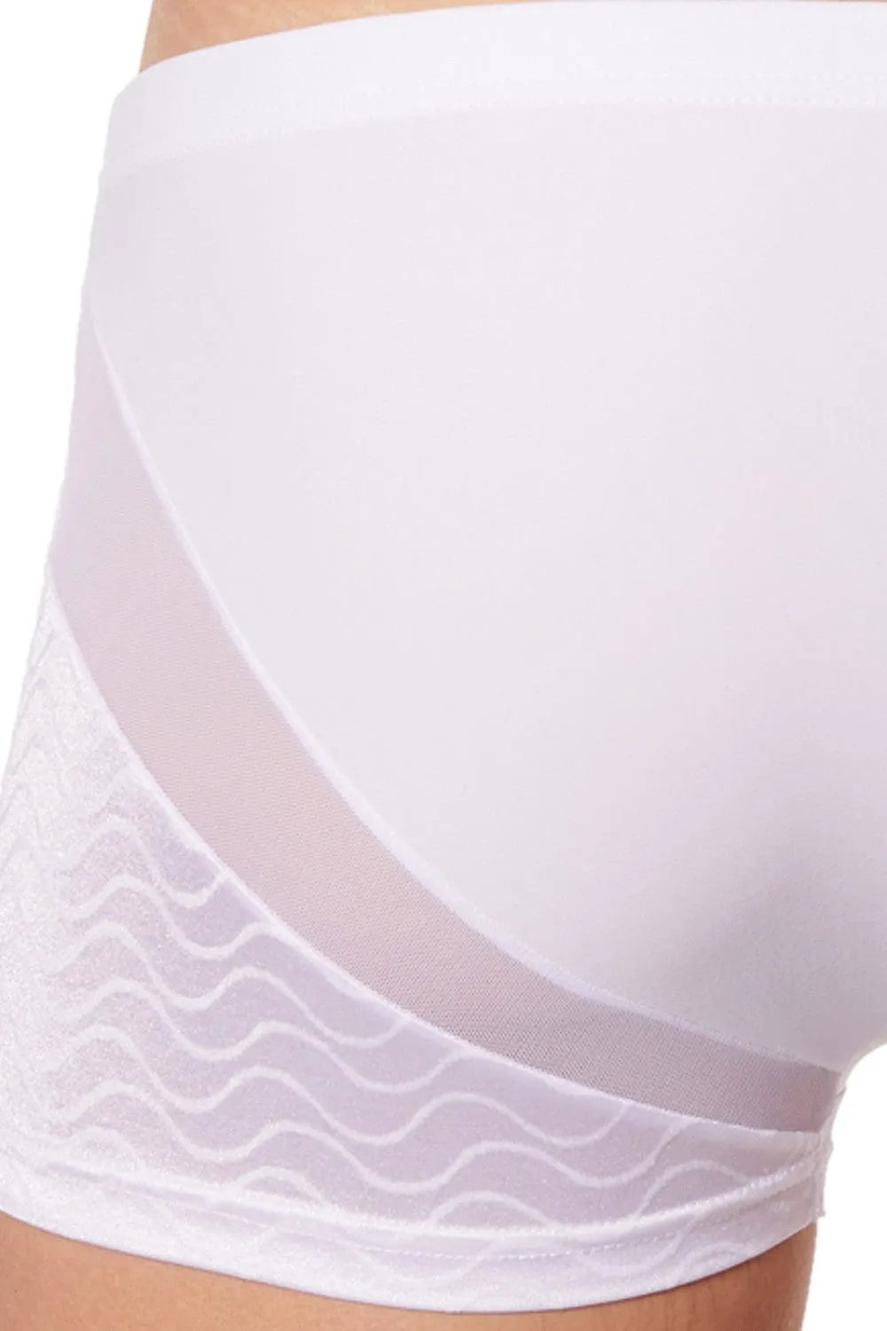 Boxer blanc satiné motifs vagues, maille fine avant, courbes arrière élégantes, confort extensible, luxe raffiné.