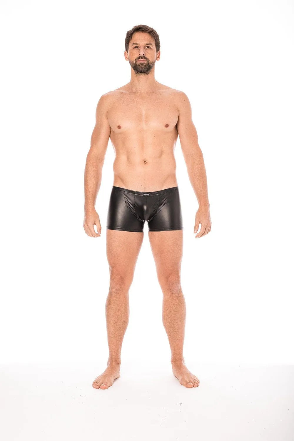 Boxer noir similicuir homme, ajusté, élégant, tendance, confortable, matière souple, modèle debout, fond blanc.