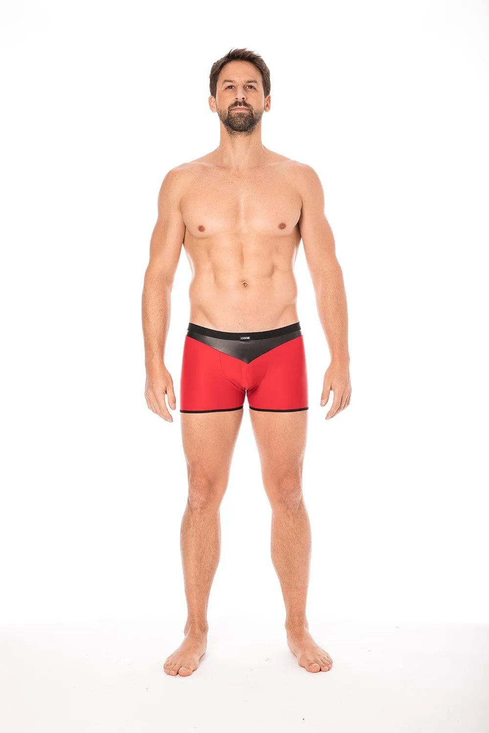 Boxer homme moulant rouge avec bande simili cuir noire, tissu doux et opaque, design audacieux et extensible.