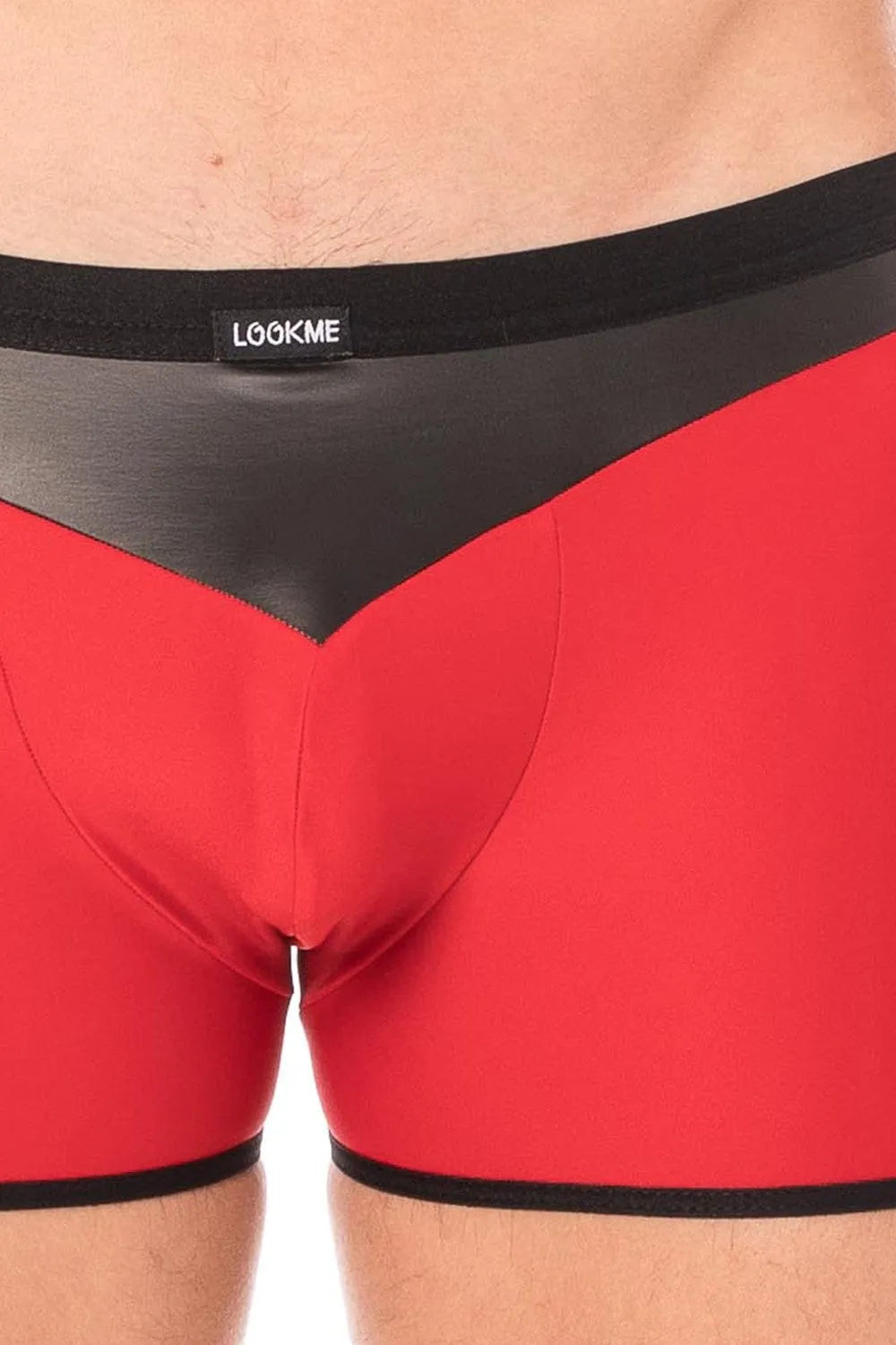 Boxer homme moulant rouge avec bande simili cuir noir, tissu doux et opaque, design audacieux et extensible.