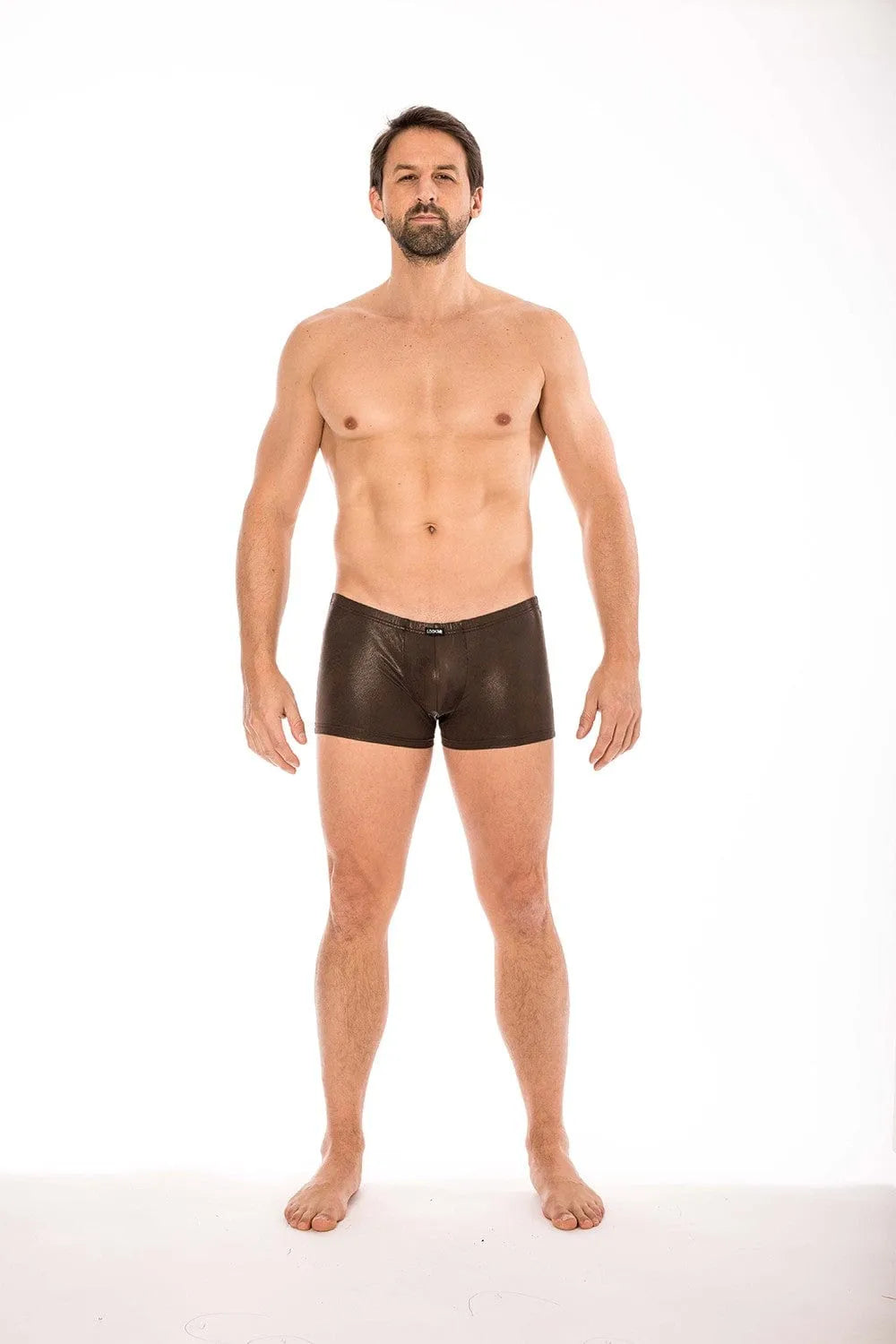Boxer noir simili cuir effet mouillé, ajusté et extensible, porté par un modèle masculin, style rock et sensuel.