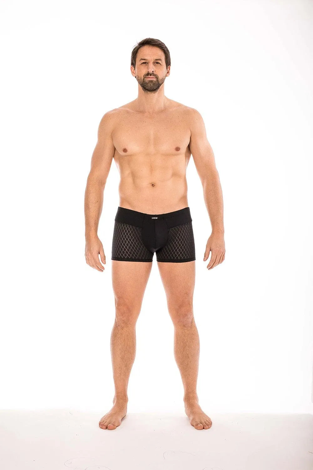 Boxer noir élégant avec ceinture large, tissu ajouré losange, porté par un homme, style chic et confortable.