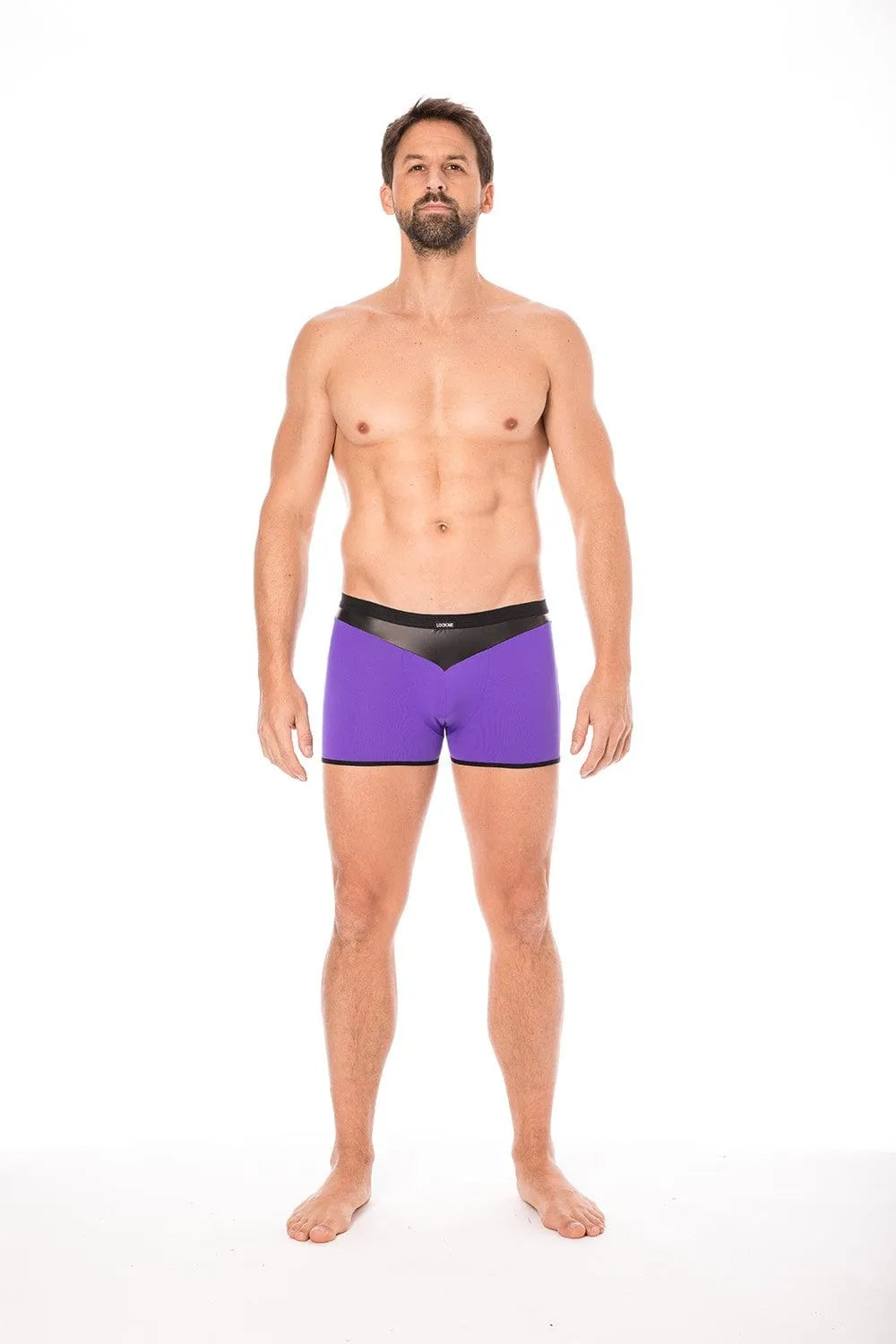 Boxer violet avec bande simili cuir noire, design élégant et confortable, tissu extensible en élasthanne et polyester.